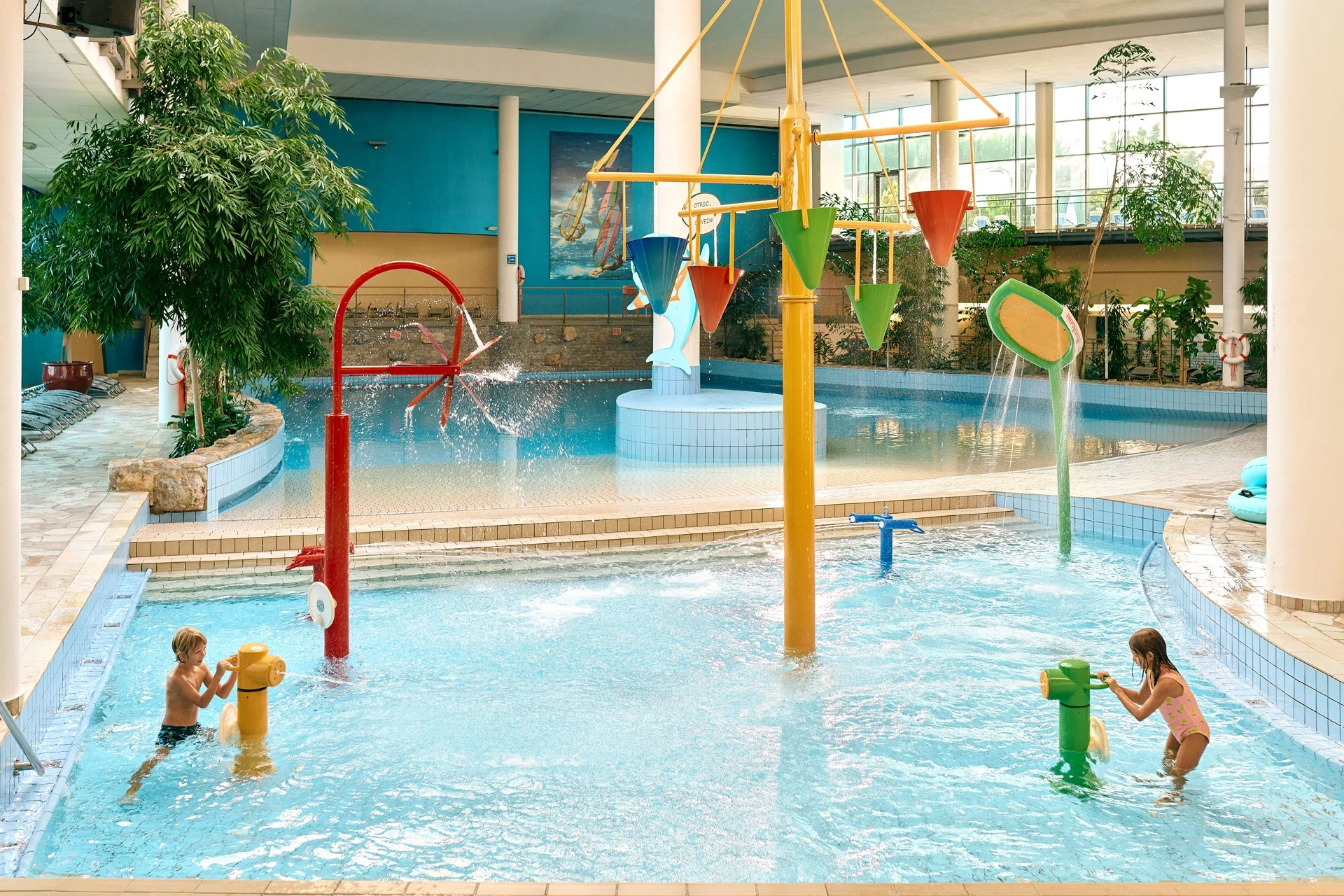 Otroški bazen z igrali